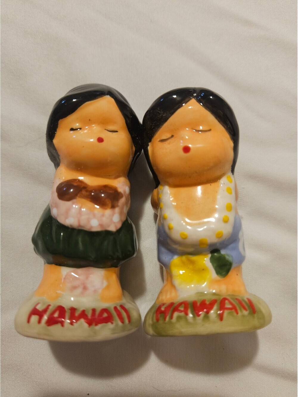 Hawaii Ceramic Hula Couple Salt Pepper Shakers Set Souvenir Collectible Luau